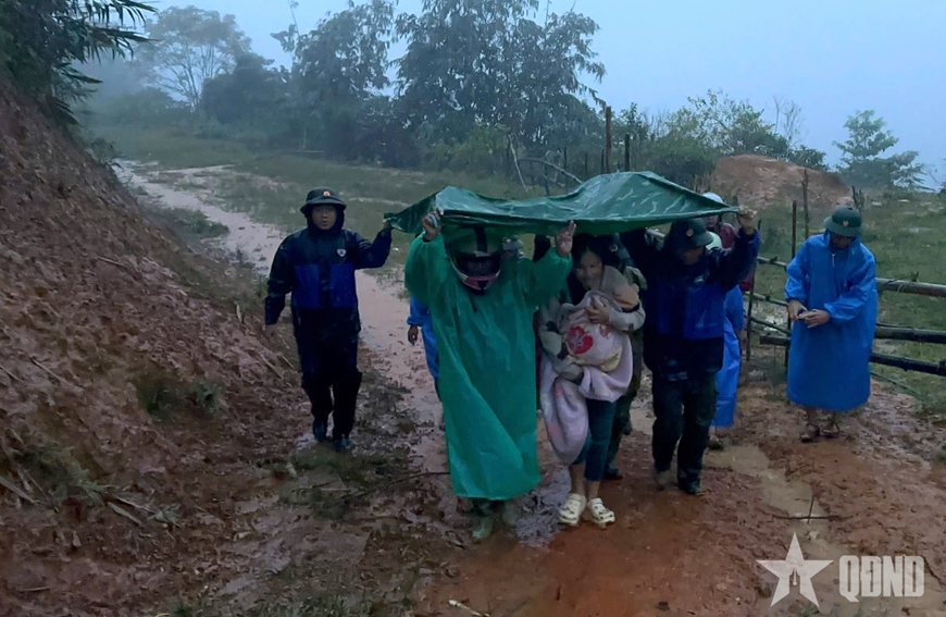 Bộ đội Biên phòng TP Đà Nẵng sát cánh cùng dân vùng lũ